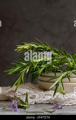 Nahaufnahme von Rosmarinblättern, gesunden Kräuterprodukten, Lebensmittelzutaten Stockfoto