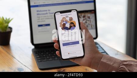 CHIANG MAI, THAILAND - MÄR 21, 2021 : EIN von zu Hause aus arbeitender Mitarbeiter lädt die soziale Plattform von Microsoft Teams herunter, die für Remote-Arbeiten bereit ist Stockfoto