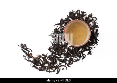 Draufsicht auf frischen schwarzen Tee und Blätter in Taiwan, asiatische Kultur Design Konzept Layout. Stockfoto