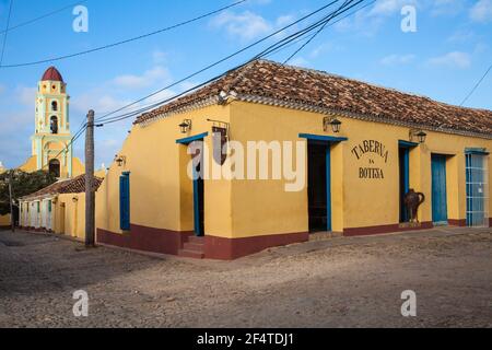 Kuba, Trinidad, Taberna la Botija - eine Taverne/Bar im historischen Zentrum. In der Ferne ist Musuem National de la Luncha Contra Bandidos - ehemalige c Stockfoto