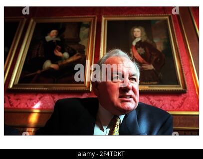 Michael Martin der neue Sprecher des Hauses richtet sich an eine Pressekonferenz im House of Commons. Hintergrundportraits sind die ehemaligen Sprecher Spencer Compton (rechts) und Francis Rouspic David Sandison Stockfoto