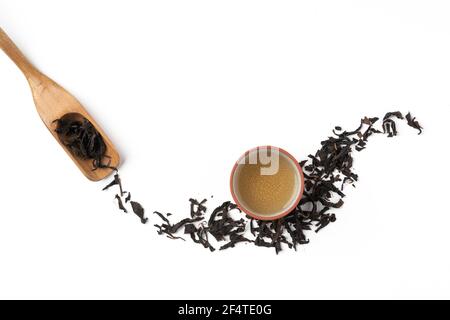 Draufsicht auf frischen schwarzen Tee und Blätter in Taiwan, asiatische Kultur Design Konzept Layout. Stockfoto