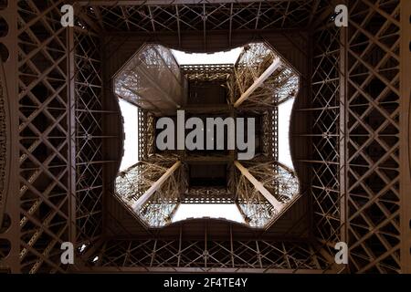 Ein Blick unter dem Eiffelturm in Paris, Frankreich. Stockfoto