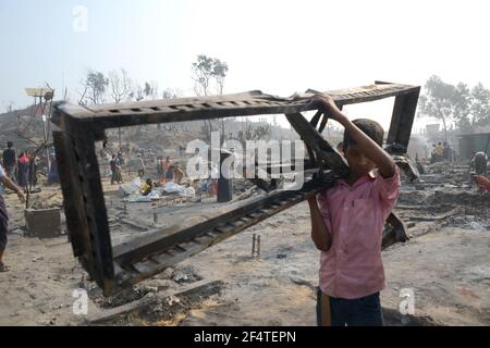 Massives Feuer zerstört am Montag, den 22. März, rund 10.000 Häuser und 15 Tote im Rohingya-Flüchtlingslager in Cox'x BCox's Bazar, Bangladesch Stockfoto