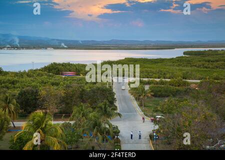 Kuba, Trinidad, Blick auf Bahia De Casida und Straße zum Strand von Ancon Stockfoto