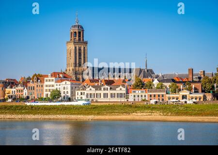 Die holländische Hansestadt Deventer ist bei Touristen sehr beliebt. Die große Kirche oder St. Lebuinus Kirche kann gesehen werden Stockfoto