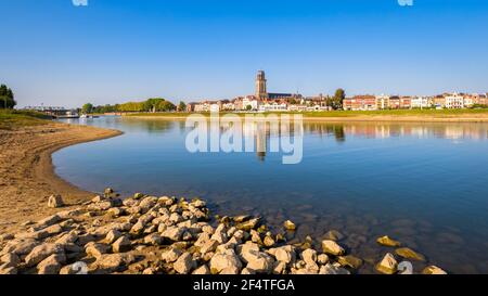 Sonnenuntergang in der wunderschönen holländischen Hansestadt Deventer. Es liegt entlang des Flusses IJssel und liegt im östlichen Teil der Niederlande Stockfoto