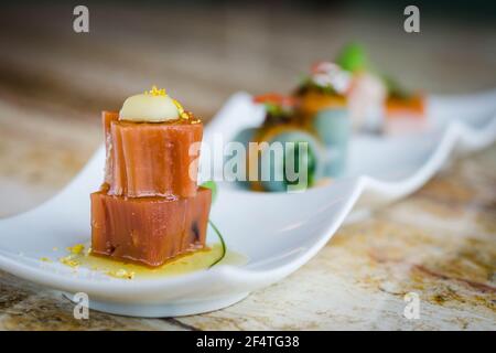 Kalte Vorspeise Platte: Langsam gekochte Lotuswurzel mit klejezem Reis und Steinzucker gefüllt. Eine traditionelle Shanghainese Vorspeise. Stockfoto