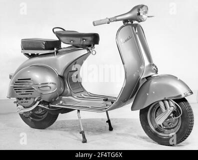 Vespa. Eine italienische Marke von Roller von Piaggio hergestellt. Am 23. April 1946 meldete Piaggio & C. S.p.A. das Patent für „einen Motorzyklus mit einem rationalen Komplex von Organen und Elementen mit Körper kombiniert mit Kotflügel und Motorhaube, die alle mechanischen Teile abdeckt“ an. Kurz darauf machte die Vespa ihren ersten öffentlichen Auftritt. 1958 Stockfoto