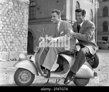 Vespa. Eine italienische Marke von Roller von Piaggio hergestellt. Am 23. April 1946 meldete Piaggio & C. S.p.A. das Patent für „einen Motorzyklus mit einem rationalen Komplex von Organen und Elementen mit Körper kombiniert mit Kotflügel und Motorhaube, die alle mechanischen Teile abdeckt“ an. Kurz darauf machte die Vespa ihren ersten öffentlichen Auftritt. Treibend ist Schauspieler Sven Lindberg im 1950s. ref 39K-8 Stockfoto