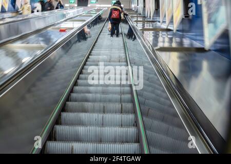 Rolltreppe von der U-Bahn-Station Hakaniemi in Helsinki Finnland Stockfoto