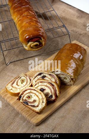 Traditionelle venezolanische Weihnachtsgerichte: Schinkenbrot. Handwerklich hausgemachte ganze Pan de Jamon auf einem Schneiden Stockfoto