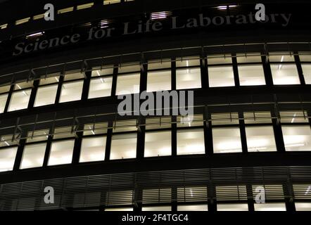 STOCKHOLM, SCHWEDEN - 08. Dez 2020: Stockholm, Schweden - 8 2020. Dezember: Karolinska Institutet Wissenschaft für das Leben Labor in der Nacht. Stockfoto