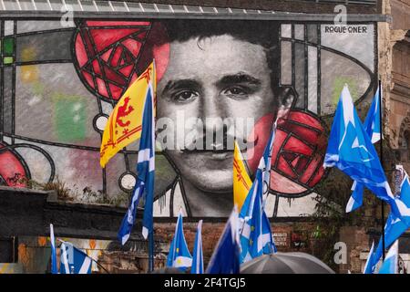 Schottische Unabhängigkeitsbefürworter marschieren am Rennie Mackintosh Wandbild in Glasgow, Schottland, Großbritannien - Januar 2020 Stockfoto