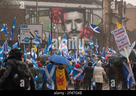 Schottische Unabhängigkeitsbefürworter marschieren am Rennie Mackintosh Wandbild in Glasgow, Schottland, Großbritannien - Januar 2020 Stockfoto