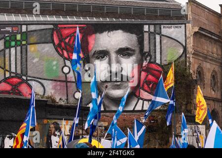 Schottische Unabhängigkeitsbefürworter marschieren am Rennie Mackintosh Wandbild in Glasgow, Schottland, Großbritannien - Januar 2020 Stockfoto