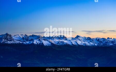 Panorama-Landschaftsaufnahme der Alpen in der Schweiz vom Gipfel der Rigi Kulm in der Dämmerung. Stockfoto