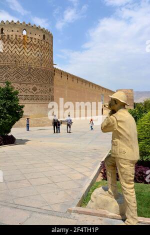 Karim Khan Citadel, erbaut 1766-7, in Shiraz, Iran, mit dem 'Statue eines Fotografen' und Menschen Stockfoto
