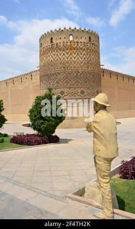 Zitadelle Karim Khan, erbaut 1766-7, in Shiraz, Iran, mit dem 'Statue eines Fotografen' Stockfoto