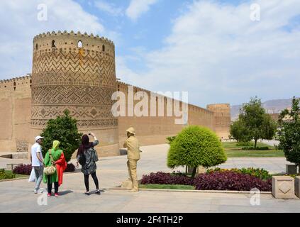 Karim Khan Citadel, erbaut 1766-7, in Shiraz, Iran, mit dem 'Statue eines Fotografen' und Menschen Stockfoto