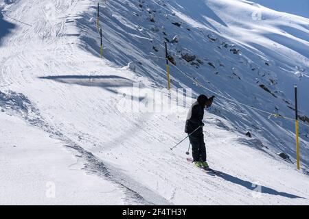 Skifahrer Skifahren hohe Berge in frischem Pulverschnee, Mt. Titlis, Schweiz. Stockfoto