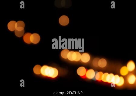 Verschwommenes Foto von Kerzen im Tempel. Bokeh. Feier Licht abstrakten Hintergrund. Stockfoto