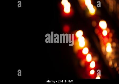 Verschwommenes Foto von Kerzen im Tempel. Bokeh. Feier Licht Hintergrund.verschwommenes Foto von Kerzen im Tempel. Bokeh. Feier Licht Hintergrund. Stockfoto