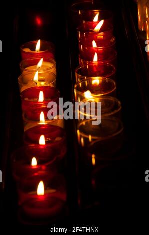 Kerzen in der Kirche. Feier Licht Hintergrund. Opferseele Gedenkkonzept. Stockfoto