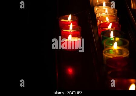 Kerzen in der Kirche. Feier Licht Hintergrund. Opferseele Gedenkkonzept. Stockfoto