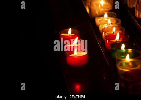 Kerzen in der Kirche. Feier Licht Hintergrund. Opferseele Gedenkkonzept. Stockfoto