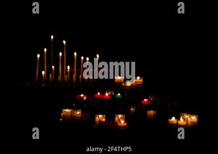 Kerzen in der Kirche. Feier Licht Hintergrund. Opferseele Gedenkkonzept. Stockfoto