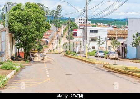 São Roque de Minas - MG, Brasilien - 12. Dezember 2020: Blick auf die Vicente Picardi Avenue an einem normalen Tag. Stockfoto