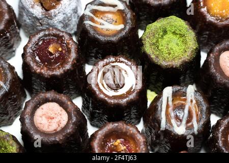 Caneles de bordeaux ist ein kleines Gebäck mit Rum und Vanille, traditionelle französische Süßspeise. Stockfoto