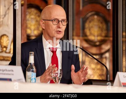 Hamburg, Deutschland. März 2021, 23rd. Peter Tschentscher (SPD), erster Bürgermeister von Hamburg, hält im Anschluss an die Beschlüsse der Ministerpräsidenten-Konferenz eine Pressekonferenz im Rathaus ab. Quelle: Georg Wendt/dpa/Alamy Live News Stockfoto