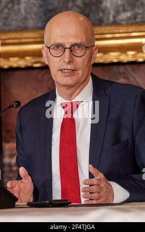 Hamburg, Deutschland. März 2021, 23rd. Peter Tschentscher (SPD), erster Bürgermeister von Hamburg, hält im Anschluss an die Beschlüsse der Ministerpräsidenten-Konferenz eine Pressekonferenz im Rathaus ab. Quelle: Georg Wendt/dpa/Alamy Live News Stockfoto