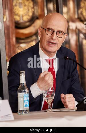 Hamburg, Deutschland. März 2021, 23rd. Peter Tschentscher (SPD), erster Bürgermeister von Hamburg, hält im Anschluss an die Beschlüsse der Ministerpräsidenten-Konferenz eine Pressekonferenz im Rathaus ab. Quelle: Georg Wendt/dpa/Alamy Live News Stockfoto