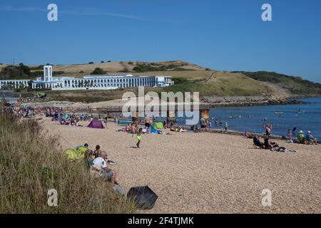 Menschen entspannen am Meer am Overcombe Beach in Dorset in Großbritannien, aufgenommen am 3. August 2020 Stockfoto