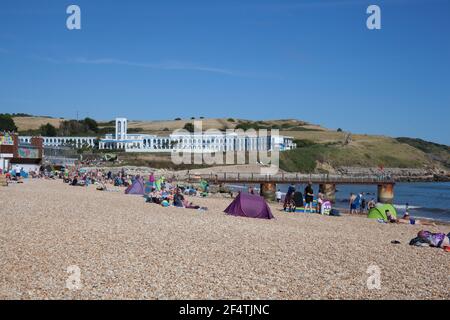 Overcombe Beach an einem heißen Sommertag in Dorset in Großbritannien, aufgenommen am 3. August 2020 Stockfoto