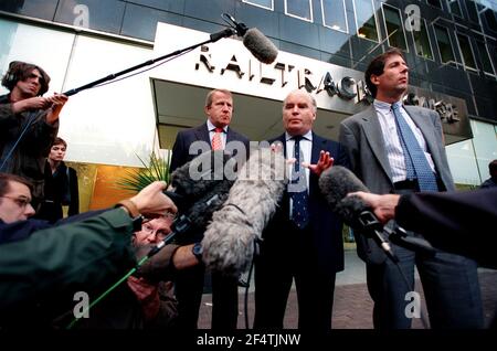 Gerald Corbett, Chief Executive von Railtrack, flankiert von Richard Middleton, Commercial Director, (links) und Jonson Cox, Operations Director, geben heute Abend vor dem Railtrack-Büro in London eine Erklärung ab. Stockfoto