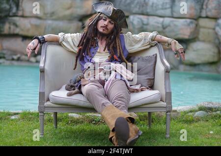 Schauspieler posiert für Fotografen persönlich Cosplay 'Captain Jack Sparrow' Von Pirates of the Caribbean Stockfoto