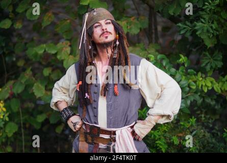 Schauspieler posiert für Fotografen persönlich Cosplay 'Captain Jack Sparrow' Von Pirates of the Caribbean Stockfoto