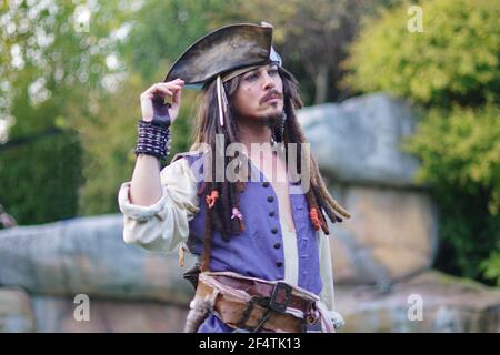 Schauspieler posiert für Fotografen persönlich Cosplay 'Captain Jack Sparrow' Von Pirates of the Caribbean Stockfoto