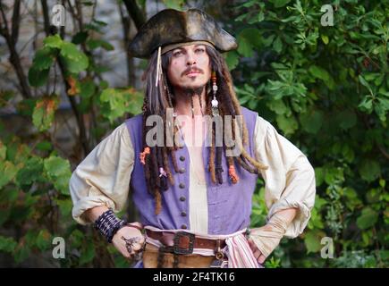 Schauspieler posiert für Fotografen persönlich Cosplay 'Captain Jack Sparrow' Von Pirates of the Caribbean Stockfoto