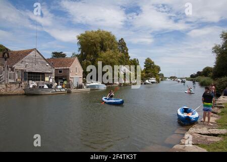 Blick auf den Fluss Frome in Wareham, Dorset im Vereinigten Königreich, aufgenommen am 23. Juli 2020 Stockfoto