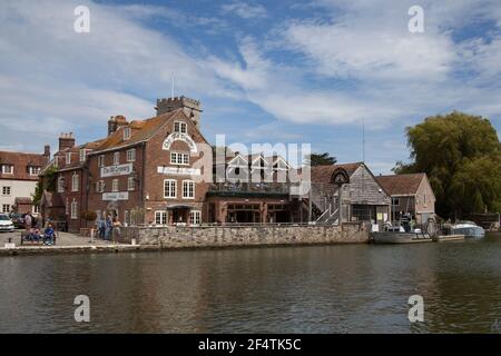 Die alte Kornkammer am Fluss Frome in Wareham, Dorset in Großbritannien, aufgenommen am 23. Juli 2020 Stockfoto