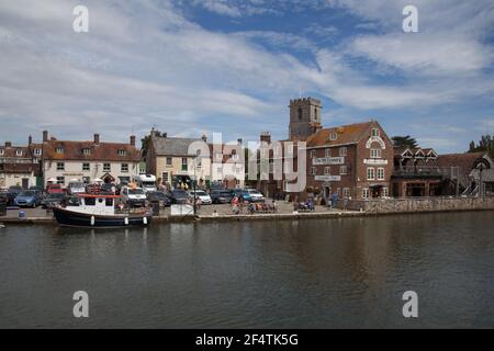 Blick auf die Gebäude am Wareham Quay über den Fluss Frome in Dorset in Großbritannien, aufgenommen am 23. Juli 2020 Stockfoto