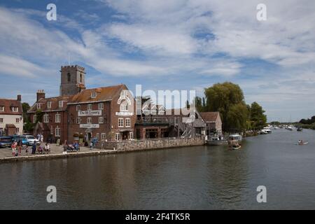 Der Fluss Frome und Gebäude daneben in Wareham, Dorset in Großbritannien, aufgenommen am 23. juli 2020 Stockfoto