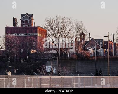 Blick auf die Nordseite von Syracuse, New York mit dem alten Penfield Manufacturing Company Gebäude mit dem lokalen Wahrzeichen und Kuriosität, Haus auf dem Ro Stockfoto