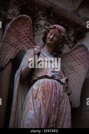 Lächelnder Engel an der Fassade der Kathedrale Notre Dame in Reims, Frankreich. Stockfoto