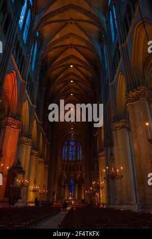 REIMS, FRANKREICH - 28. JANUAR 2018: Ein paar Touristen bewundern das schöne Innere der Kathedrale von Reims Notre Dame. Stockfoto